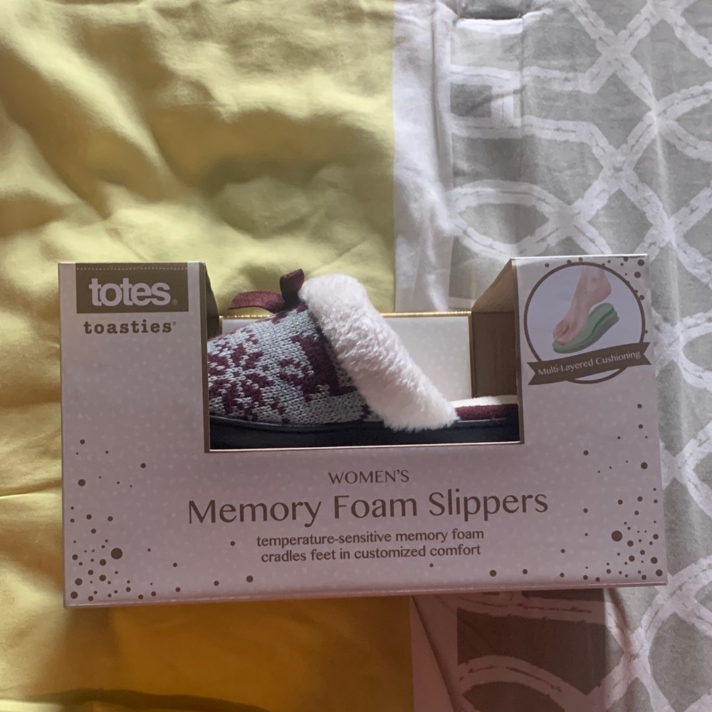Totes Toasties Women's Slippers in Burgundy and White